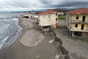 Deniz 100 metre i�eri girdi, villalar ��kt�