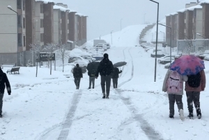 Yüksekova nisan ayında karla kapland