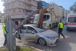 Otomobile 'ok' gibi saplandı