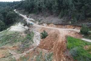 3 ayd�r tarlas�na y�r�yerek gidiyor