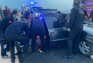 Kaza sonras� ara�ta s�k��an kar� kocay� itfaiye kurtard�