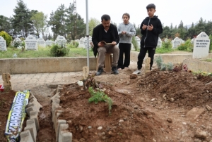 �len �ocuklar�n mezarlar�na �eker konuldu