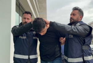 Arkada��n� b��aklayarak �ld�ren �ah�s tutukland�