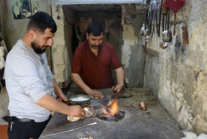 �kiz karde�ler baba mesle�ini ya�at�yor