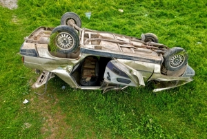 �arampole devrilen otomobilde 1 ki�i �ld�