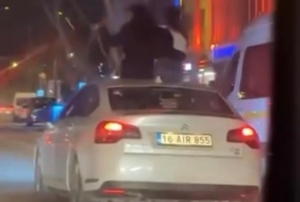 Otomobilin tavan�na oturdular : 25 bin TL ceza