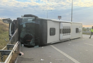 Susurluk'ta yolcu otobüsü devrildi
