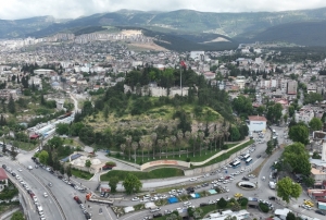 Tarihi kalede depremin izleri siliniyor