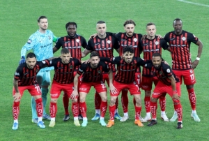 S�per Lig'e y�kselecek son tak�m yar