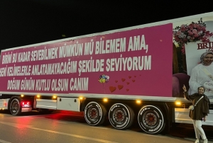 E�inin do�um g�n� i�in 25 metrelik t�r� kaplad�