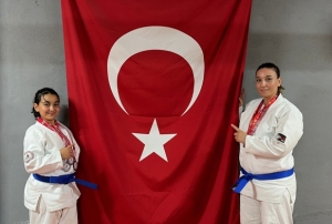 Anne ve kızı minderde birlikte!