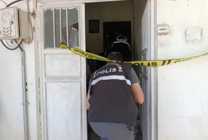 Polis memuru kald��� evde �l� bulund