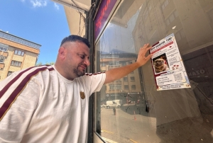 Her yerde Tom'u ar�yor!