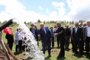 5 k�y ayn� kaynaktan su i�ecek