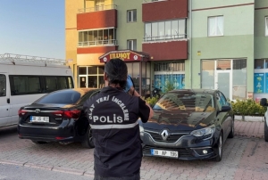 Babas� taraf�ndan evde �l� bulundu