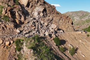 Dev kayalar yine yolu kapatt�