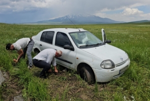 �amura saplanan arac� kurtarma �al��mas�