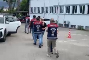 Polis 'ikinci ki�i' rol�ne girip ��k