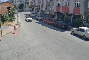 Kuaf�rden �cret �demeden ka�an kad�n kamerada
