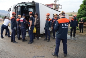 Yolcu otobüsü devrildi