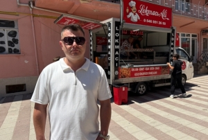 Boşanmasını lokma dağıtarak kutladı