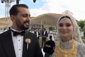 Van'da paraların havada uçuştuğu düğ