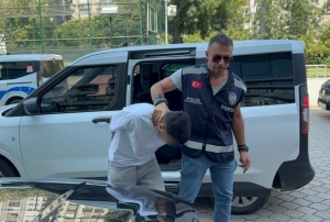 Kız arkadaşının kollarını kızgın kep