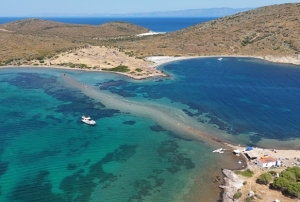 Adadan, adaya denizin i�inden y�r�yerek ge�iyorlar