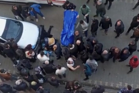 Yol ortas�nda e�ini b��aklayarak �ld�rd�