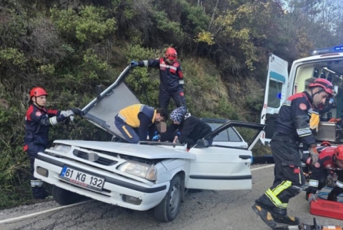 Kaya par�as� otomobilin �zerine d��t�: 5 yaral�