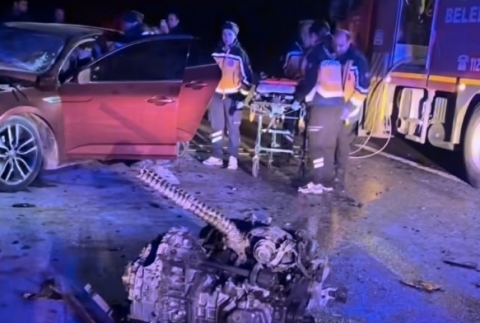 �anakkale'de 2 otomobil �arp��t�: 5 �l�, 1 yaral�