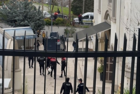 Annesinin cenazesinde karde�ini silahla vurarak �ld�rd�