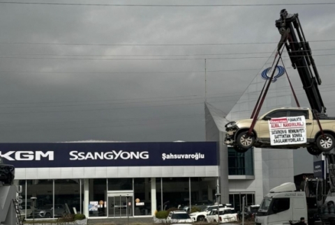 Kamyoneti vin� ile as�p firma �n�nde eylem yapt�