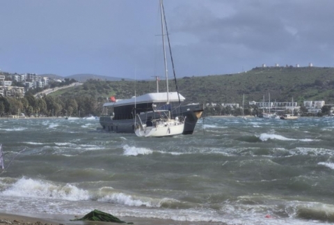 Bodrum�u kuvvetli f�rt�na vurdu