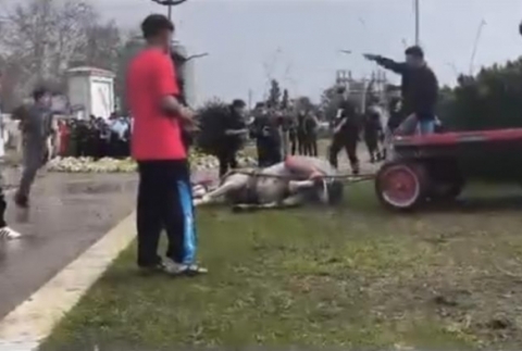 At�n� sopa ve tekmeyle bay�ltt�