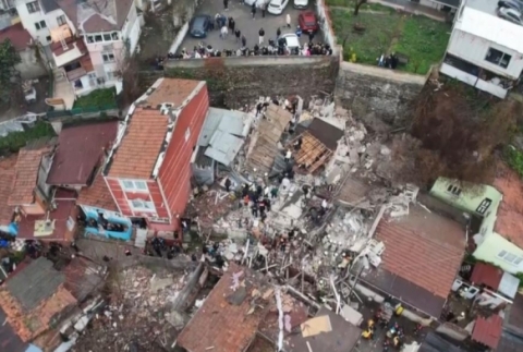 Fatih'te biti�ik halde bulunan 2 gece kondu ��kt�