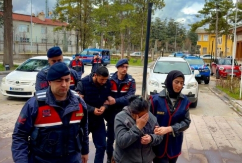 Boh�ac� k�l���nda geldikleri k�yde 880 bin TL'lik soygun yapt�lar