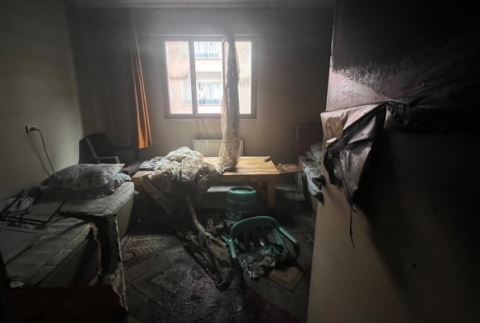 Evini ate�e verdi, ka�arken yakaland�