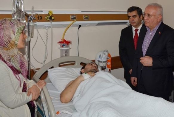 Bakan Elita'tan yaral polis memuruna ziyaret