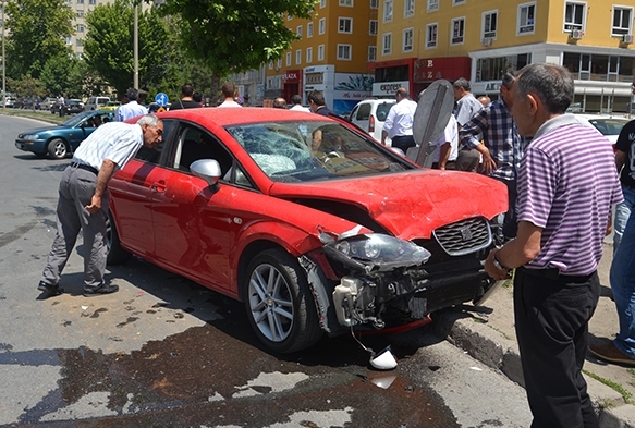 Kavakta iki otomobil birbirine girdi