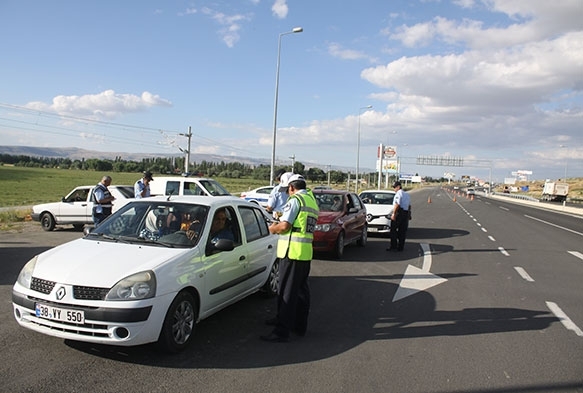 Bayrama 1 gn kala trafik denetimleri artt