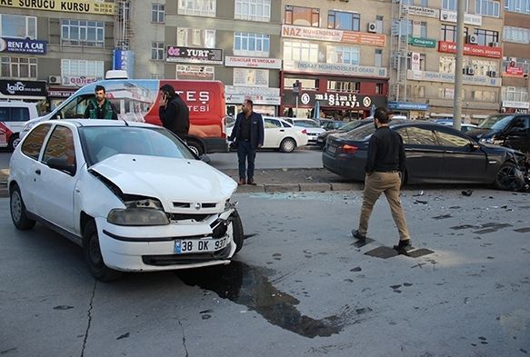 2 otomobil çarpıştı: 1 yaralı