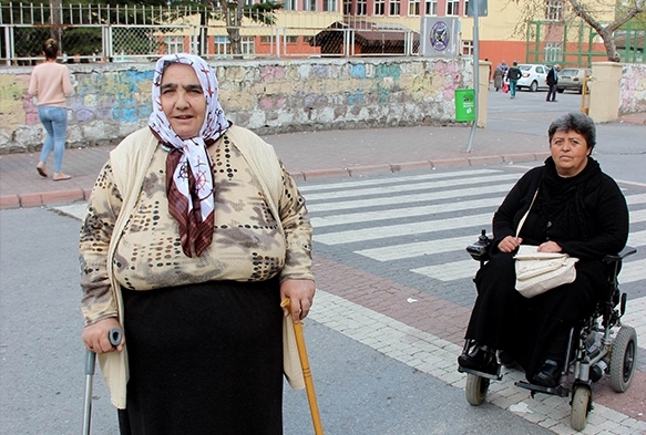 Engelli iki vatanda oy kullanmakta zorluk yaad