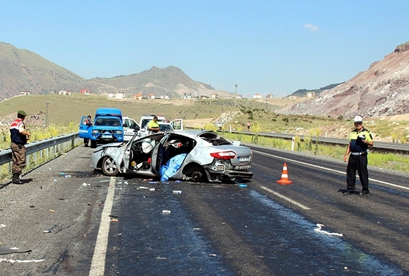 Kayseri'de feci kaza: 2 l 3 ar yaral 