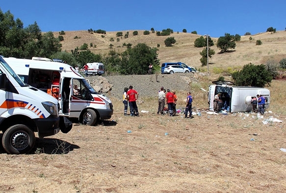 Kapuzba elalesi'ne giden otobs devrildi: 8'i ar 26 yaral