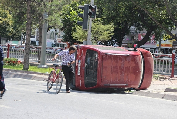 Yan yatan otomobil, ekici ile kaldrld