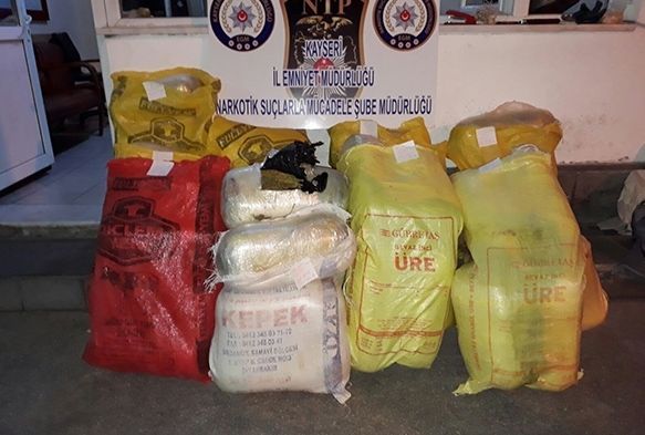 Kepek torbalarının altına gizlenmiş 272 kilo esrar ele geçirildi
