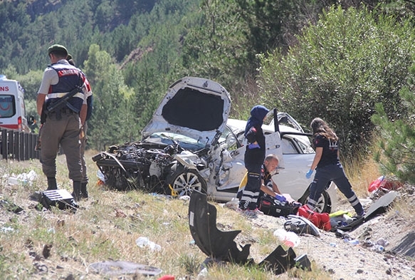 Bayram yolculuunda feci kaza: 1 l, 2 yaral