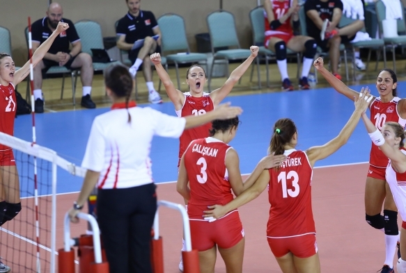 A Milli Bayan Voleybol Takm, Antalya kampn galibiyetle kapatt