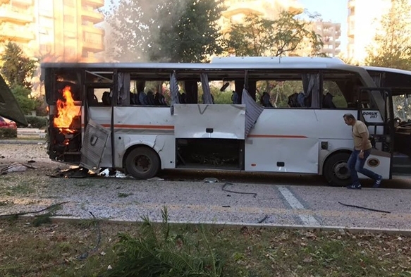 Mersin'de polis servis aracna ynelik bombal saldr